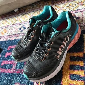Hoka One One Arahi 8.5 pink blue and black